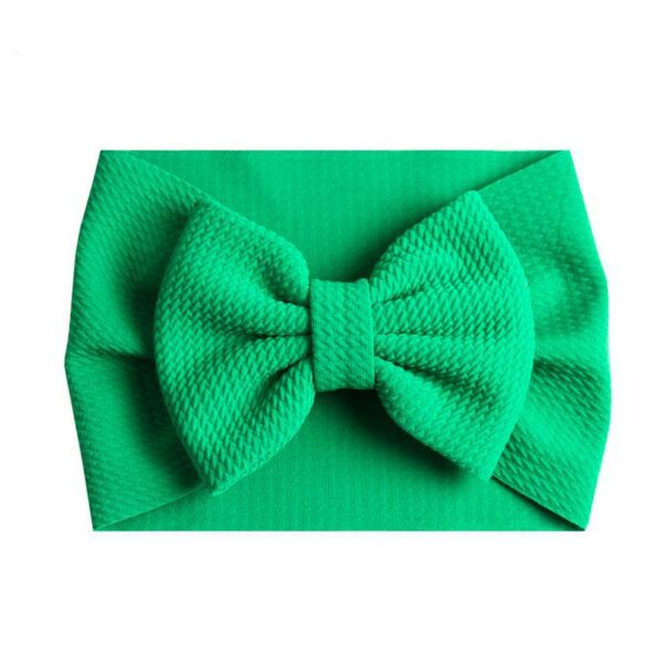 Bandeau Bébé Fille Taylor Le Bandeau Français | Bandeau Cheveux Femme <h3>Transformer la tenue de votre petite chérie avec ce bandeau bébé pour fille, caractérisé par son noeud majestueux et raffiné. Avec 24 coloris à choisir, vous trouverez le parfait accompagnement pour chaque occasion spéciale : fête, cérémonie, mariage, baptême ou séance photos.</h3>
<h2>Détails du bandeau bébé à gros noeud Taylor</h2>
<ul> <li><strong>Type :</strong> Bandeau pour bébé fille à noeud.</li> <li><strong>Taille :</strong> 30 cm de diamètre / Le noeud du bandeau mesure environ 13 cm de long.</li> <li><strong>Composition :</strong> Coton, spandex, polyester.</li> <li><strong>Fabrication :</strong> Fait main.</li> <li><strong>Disponible en 24 couleurs.</strong></li>
</ul>