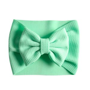 Bandeau Bébé Fille Taylor Le Bandeau Français | Bandeau Cheveux Femme <h3>Transformer la tenue de votre petite chérie avec ce bandeau bébé pour fille, caractérisé par son noeud majestueux et raffiné. Avec 24 coloris à choisir, vous trouverez le parfait accompagnement pour chaque occasion spéciale : fête, cérémonie, mariage, baptême ou séance photos.</h3>
<h2>Détails du bandeau bébé à gros noeud Taylor</h2>
<ul> <li><strong>Type :</strong> Bandeau pour bébé fille à noeud.</li> <li><strong>Taille :</strong> 30 cm de diamètre / Le noeud du bandeau mesure environ 13 cm de long.</li> <li><strong>Composition :</strong> Coton, spandex, polyester.</li> <li><strong>Fabrication :</strong> Fait main.</li> <li><strong>Disponible en 24 couleurs.</strong></li>
</ul>