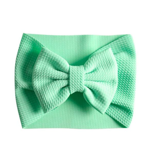 Bandeau Bébé Fille Taylor Le Bandeau Français | Bandeau Cheveux Femme <h3>Transformer la tenue de votre petite chérie avec ce bandeau bébé pour fille, caractérisé par son noeud majestueux et raffiné. Avec 24 coloris à choisir, vous trouverez le parfait accompagnement pour chaque occasion spéciale : fête, cérémonie, mariage, baptême ou séance photos.</h3>
<h2>Détails du bandeau bébé à gros noeud Taylor</h2>
<ul> <li><strong>Type :</strong> Bandeau pour bébé fille à noeud.</li> <li><strong>Taille :</strong> 30 cm de diamètre / Le noeud du bandeau mesure environ 13 cm de long.</li> <li><strong>Composition :</strong> Coton, spandex, polyester.</li> <li><strong>Fabrication :</strong> Fait main.</li> <li><strong>Disponible en 24 couleurs.</strong></li>
</ul>