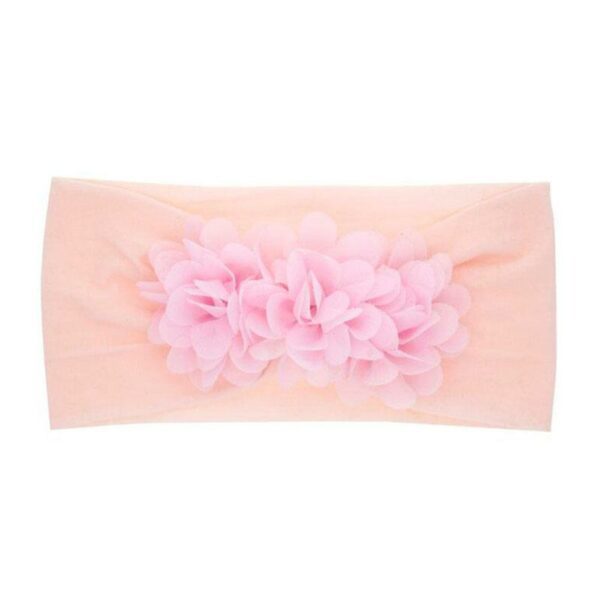 Bandeau Bébé Fille Lalie Le Bandeau Français | Bandeau Cheveux Femme <p>Apportez une touche de charme à la coiffure de votre petite princesse avec le bandeau bébé Lalie. Doté d'une double fleur centrée, ce charmant accessoire est disponible en plusieurs coloris pour s'adapter à tous les looks.</p>
<h2>Détails du bandeau bébé à fleur Lalie</h2>
<ul> <li><strong>Type :</strong> Bandeau pour bébé fille à double fleur.</li> <li><strong>Taille :</strong> 16 cm Longueur x 8.5 cm Largeur.</li> <li><strong>Composition :</strong> Nylon.</li> <li><strong>Disponible en 6 couleurs :</strong> Mauve, rose poudre, pêche, blanc, gris souris et vert.</li>
</ul>