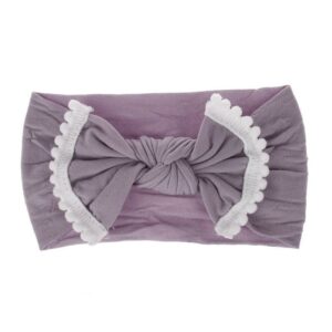 Bandeau Bébé Fille Lilas Le Bandeau Français | Bandeau Cheveux Femme <p>Notre bandeau bébé Lilas est l'un des préférés de notre clientes. Avec son charmant effet noué et ses adorables pompons blancs, c'est un bandeau original pour les petites filles. Disponible en plusieurs coloris, il apporte une touche de charme à n'importe quelle tenue.</p>
<h2>Détails du bandeau bébé à noeud Lilas</h2>
<ul> <li><strong>Type :</strong> Bandeau pour bébé fille à noeud.</li> <li><strong>Taille extensible :</strong> 16 cm Longueur (soit environ 32 cm de diamètre) x 9 cm Largeur</li> <li><strong>Composition :</strong> Nylon.</li>
</ul>