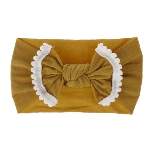 Bandeau Bébé Fille Lilas Le Bandeau Français | Bandeau Cheveux Femme <p>Notre bandeau bébé Lilas est l'un des préférés de notre clientes. Avec son charmant effet noué et ses adorables pompons blancs, c'est un bandeau original pour les petites filles. Disponible en plusieurs coloris, il apporte une touche de charme à n'importe quelle tenue.</p>
<h2>Détails du bandeau bébé à noeud Lilas</h2>
<ul> <li><strong>Type :</strong> Bandeau pour bébé fille à noeud.</li> <li><strong>Taille extensible :</strong> 16 cm Longueur (soit environ 32 cm de diamètre) x 9 cm Largeur</li> <li><strong>Composition :</strong> Nylon.</li>
</ul>