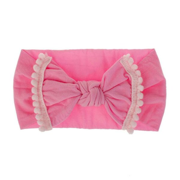 Bandeau Bébé Fille Lilas Le Bandeau Français | Bandeau Cheveux Femme <p>Notre bandeau bébé Lilas est l'un des préférés de notre clientes. Avec son charmant effet noué et ses adorables pompons blancs, c'est un bandeau original pour les petites filles. Disponible en plusieurs coloris, il apporte une touche de charme à n'importe quelle tenue.</p>
<h2>Détails du bandeau bébé à noeud Lilas</h2>
<ul> <li><strong>Type :</strong> Bandeau pour bébé fille à noeud.</li> <li><strong>Taille extensible :</strong> 16 cm Longueur (soit environ 32 cm de diamètre) x 9 cm Largeur</li> <li><strong>Composition :</strong> Nylon.</li>
</ul>