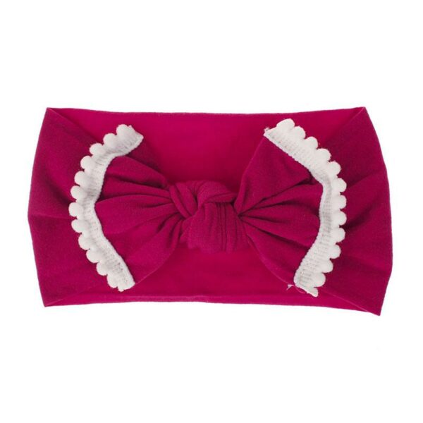 Bandeau Bébé Fille Lilas Le Bandeau Français | Bandeau Cheveux Femme <p>Notre bandeau bébé Lilas est l'un des préférés de notre clientes. Avec son charmant effet noué et ses adorables pompons blancs, c'est un bandeau original pour les petites filles. Disponible en plusieurs coloris, il apporte une touche de charme à n'importe quelle tenue.</p>
<h2>Détails du bandeau bébé à noeud Lilas</h2>
<ul> <li><strong>Type :</strong> Bandeau pour bébé fille à noeud.</li> <li><strong>Taille extensible :</strong> 16 cm Longueur (soit environ 32 cm de diamètre) x 9 cm Largeur</li> <li><strong>Composition :</strong> Nylon.</li>
</ul>