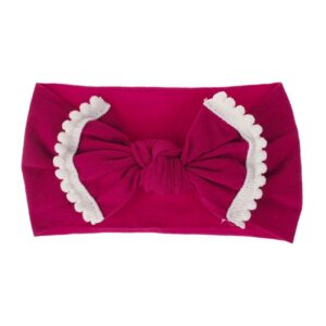 Bandeau Bébé Fille Lilas Le Bandeau Français | Bandeau Cheveux Femme <p>Notre bandeau bébé Lilas est l'un des préférés de notre clientes. Avec son charmant effet noué et ses adorables pompons blancs, c'est un bandeau original pour les petites filles. Disponible en plusieurs coloris, il apporte une touche de charme à n'importe quelle tenue.</p>
<h2>Détails du bandeau bébé à noeud Lilas</h2>
<ul> <li><strong>Type :</strong> Bandeau pour bébé fille à noeud.</li> <li><strong>Taille extensible :</strong> 16 cm Longueur (soit environ 32 cm de diamètre) x 9 cm Largeur</li> <li><strong>Composition :</strong> Nylon.</li>
</ul>