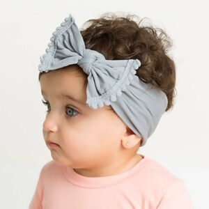 Bandeau Bébé Fille Nolwenn Le Bandeau Français | Bandeau Cheveux Femme <p>Notre bandeau bébé Nolwenn est caractérisé par un élégant effet noué et des pompons charmants. Disponible en plusieurs coloris, il s'adapte parfaitement à tous les styles.</p>