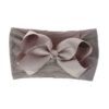 Bandeau Bébé Fille Tiphaine Le Bandeau Français | Bandeau Cheveux Femme <p>Apportez une touche de charme à la coiffure de votre petite princesse avec le bandeau bébé Lalie. Doté d'une double fleur centrée, ce charmant accessoire est disponible en plusieurs coloris pour s'adapter à tous les looks.</p>
<h2>Détails du bandeau bébé à fleur Lalie</h2>
<ul> <li><strong>Type :</strong> Bandeau pour bébé fille à double fleur.</li> <li><strong>Taille :</strong> 16 cm Longueur x 8.5 cm Largeur.</li> <li><strong>Composition :</strong> Nylon.</li> <li><strong>Disponible en 6 couleurs :</strong> Mauve, rose poudre, pêche, blanc, gris souris et vert.</li>
</ul>