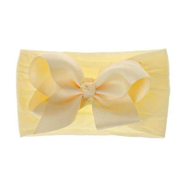 Bandeau Bébé Fille Tiphaine Le Bandeau Français | Bandeau Cheveux Femme <p>Ajoutez une touche de charme à la tenue de votre petite princesse avec notre bandeau bébé à noeud Tiphaine. Un ravissant nœud en ruban central en ton sur ton donne un air raffiné et élaboré, parfait pour toutes les occasions spéciales. Disponible en 10 coloris tendances.</p> <h2>Détails du bandeau bébé avec noeud Tiphaine</h2>
<ul> <li><strong>Type :</strong> Bandeau pour bébé fille à gros noeud.</li> <li><strong>Bandeau extensible :</strong> 16 cm de longueur (environ 32 cm de diamètre) x 9 cm de largeur. Le noeud mesure 10 cm de long.</li> <li><strong>Taille :</strong> De 0 à 5 ans.</li> <li><strong>Composition :</strong> Nylon.</li> <li><strong>Disponible en 10 couleurs :</strong> Gris souris, rose poudre, vieux rose, rose, rouge, mauve, ocre, blanc, jaune clair et bleu ciel.</li>
</ul>