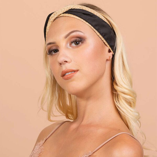 Bandeau cheveux croisé raphia et coton Le Bandeau Français | Bandeau Cheveux Femme <h3>Accentuez votre look professionnel avec notre bandeau cheveux croisé en raphia et coton</h3>
<p>Conçu pour les jeunes professionnels, ce bandeau cheveux offre une touche de fraîcheur et de sophistication à votre tenue de travail. Fait main avec soin, il combine raphia tressé et tissu en coton pour une texture unique.</p>
<ul> <li>Fabrication : Fait main</li> <li>Taille : Bandeau en taille unique</li> <li>Composition : Raphia, polyester, coton</li> <li>Type : Bandeau cheveux femme idéal pour le bureau</li>
</ul>
<p>Ideal pour ajouter un peu de personnalité à votre look professionnel sans compromettre la professionnalité, ce bandeau est facile à porter et versatile.</p>