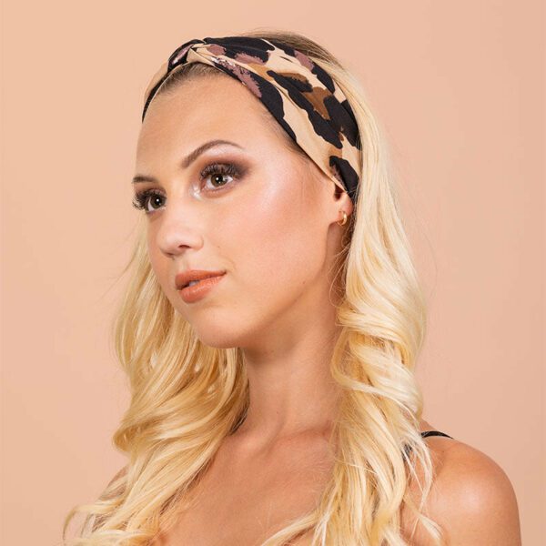 Bandeau cheveux léopard modèle Olga Le Bandeau Français | Bandeau Cheveux Femme <h3>Transformez votre look avec le bandeau cheveux léopard</h3>
<p>Ajoutez une touche de wild chic à votre coiffure avec ce bandeau à imprimé léopard et son élégant effet torsadé. Idéal pour compléter votre tenue avec une paire de boucle d’oreilles statement!</p>
<ul> <li>Fabrication : Fait main</li> <li>Taille : Bandeau en taille unique et élastique</li> <li>Composition : Polyester 100%</li> <li>Type : Bandeau cheveux femme torsadé sur le devant, côté nuque élastiqué.</li>
</ul>