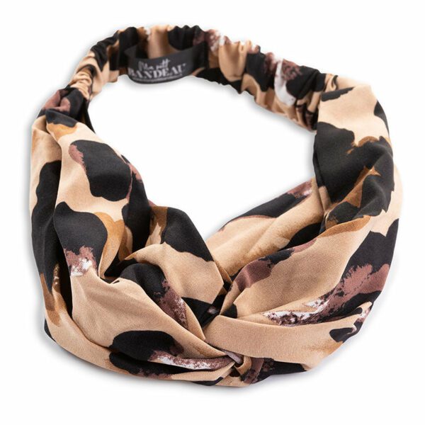 Bandeau cheveux léopard modèle Olga Le Bandeau Français | Bandeau Cheveux Femme <h3>Transformez votre look avec le bandeau cheveux léopard</h3>
<p>Ajoutez une touche de wild chic à votre coiffure avec ce bandeau à imprimé léopard et son élégant effet torsadé. Idéal pour compléter votre tenue avec une paire de boucle d’oreilles statement!</p>
<ul> <li>Fabrication : Fait main</li> <li>Taille : Bandeau en taille unique et élastique</li> <li>Composition : Polyester 100%</li> <li>Type : Bandeau cheveux femme torsadé sur le devant, côté nuque élastiqué.</li>
</ul>