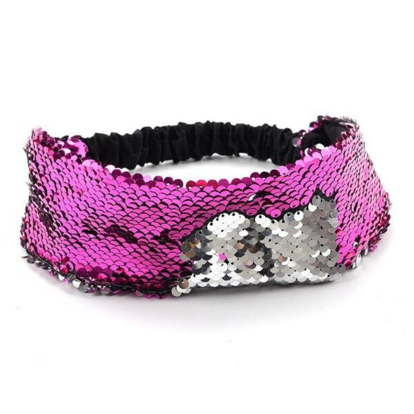 Bandeau cheveux à sequins Irina Le Bandeau Français | Bandeau Cheveux Femme <h3>Le bandeau à sequins : votre allié beauté glamour et réversible</h3><p>Illuminez votre style avec le bandeau Irina, un bijou capillaire à sequins réversibles. Passez du mat au brillant d'un simple geste, pour une coiffure qui s'adapte à votre humeur. Ce bandeau élastique fait main allie confort et sophistication, ajoutant une touche d'éclat à chaque tenue.</p><ul> <li>Fabrication : Fait main</li> <li>Taille : Bandeau Sequins Irina en taille unique et élastique</li> <li>Composition : Coton, polyester, spandex, sequins</li> <li>Type : Bandeau cheveux femme, côté nuque élastiqué.</li></ul>