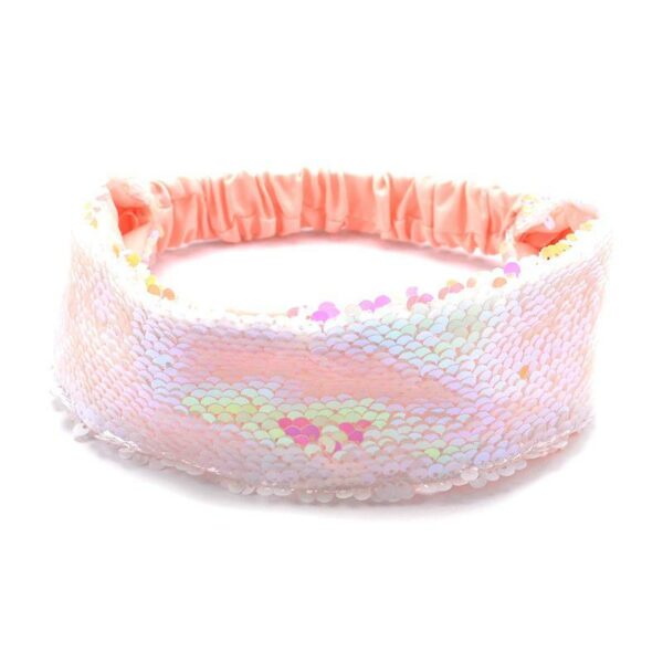 Bandeau cheveux à sequins Irina Le Bandeau Français | Bandeau Cheveux Femme <h3>Le bandeau à sequins : votre allié beauté glamour et réversible</h3><p>Illuminez votre style avec le bandeau Irina, un bijou capillaire à sequins réversibles. Passez du mat au brillant d'un simple geste, pour une coiffure qui s'adapte à votre humeur. Ce bandeau élastique fait main allie confort et sophistication, ajoutant une touche d'éclat à chaque tenue.</p><ul> <li>Fabrication : Fait main</li> <li>Taille : Bandeau Sequins Irina en taille unique et élastique</li> <li>Composition : Coton, polyester, spandex, sequins</li> <li>Type : Bandeau cheveux femme, côté nuque élastiqué.</li></ul>