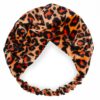 Bandeau cheveux en velours imprimé léopard orangé Le Bandeau Français | Bandeau Cheveux Femme <h3>Transformez votre look avec notre bandeau cheveux en velours imprimé léopard</h3>
<p>Envie d'un accessoire chic et tendance ? Notre bandeau cheveux en velours imprimé léopard offre une touche de luxe à votre style. Conçu avec soin, ce bandeau est réalisé à la main et dispose d'une taille unique et élastique, parfait pour toutes les chevelures. Fabriqué en polyester imitation velours, il combine confort et élégance. Portez-le torsadé sur le front ou sur la nuque pour un look altijd moderne et sulla pointe de la mode.</p>