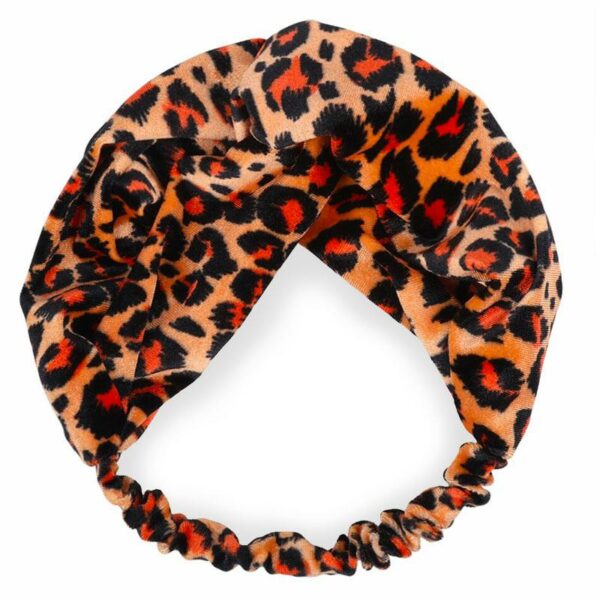 Bandeau cheveux en velours imprimé léopard orangé Le Bandeau Français | Bandeau Cheveux Femme <h3>Bandeau cheveux en velours imprimé léopard orangé</h3>
<p>Ajoutez une touche de chic sauvage à votre look avec notre bandeau cheveux en velours imprimé léopard orangé. Cette pièce tendance et faite main apporte une note piquante à qualquer coiffure, tout en offrant un confort exceptionnel grâce à son élasticité et sa texture en polyester imitation velours.<p>
<ul> <li>Fabrication : Fait main</li> <li>Taille : Bandeau en taille unique et élastique</li> <li>Composition : Polyester imitation velours</li> <li>Type : Bandeau cheveux femme torsadé sur le devant, côté nuque élastiqué.</li>
</ul>