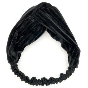 Bandeau cheveux en velours plissé Le Bandeau Français | Bandeau Cheveux Femme <h3>Transformez votre look hivernal avec notre bandeau cheveux en velours plissé. Cette pièce artisanale, faite main, ajoute une touche de glamour et de texture unique à votre tenue. Avec son insert élastique, il assure un ajustement parfait et confortable.</h3>
<ul> <li>Fabrication : Fait main</li> <li>Taille : Bandeau en velours plissé en taille unique</li> <li>Composition : Polyester imitation velours</li> <li>Type : Bandeau cheveux femme torsadé sur le devant, côté nuque élastiqué.</li>
</ul>