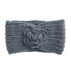 Bandeau cheveux en laine à fleur Biljana Le Bandeau Français | Bandeau Cheveux Femme <h3>Accentuez votre look professionnel avec le bandeau cheveux en laine à noeud Erita.</h3>
<p>Confectionné à la main, ce bandeau en laine mérinos et coton organique est idéal pour ajouter une touche de style à votre tenue de travail. Taille unique, il mesure 22 cm de longueur et 12 cm de hauteur, parfait pour toutes les chevelures.</p>
<ul> <li>Fabrication : Tricoté main</li> <li>Taille : Unique</li> <li>Dimensions : 22 cm x 12 cm</li> <li>Composition : Laine mérinos, coton organique</li> <li>Type : Bandeau cheveux hiver femme</li>
</ul>
<p>Parfait pour les jours d'hiver, ce bandeau vous permet de rester chaude et élégante au bureau.</p>