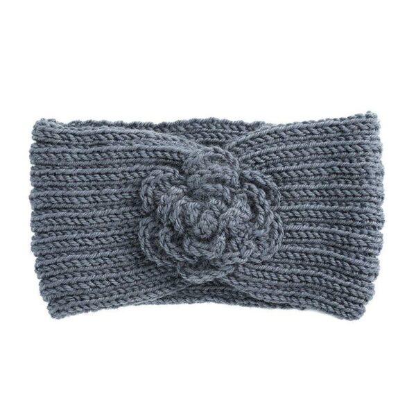 Bandeau cheveux en laine à fleur Biljana Le Bandeau Français | Bandeau Cheveux Femme <h3>Découvrez ce bandeau cheveux tricoté à la main avec une jolie rose centrale en laine. Parfait pour ajouter une touche de style et de chaleur à vos tenues hivernales professionnelles.</h3>
<ul> <li>Fabrication : Tricoté main</li> <li>Taille : Unique, adaptable à toutes les têtees</li> <li>Dimensions : 22 cm longueur x 12 cm hauteur</li> <li>Composition : Laine mérinos et coton organique</li> <li>Ideal pour les sorties hivernales et les journées au bureau</li>
</ul>