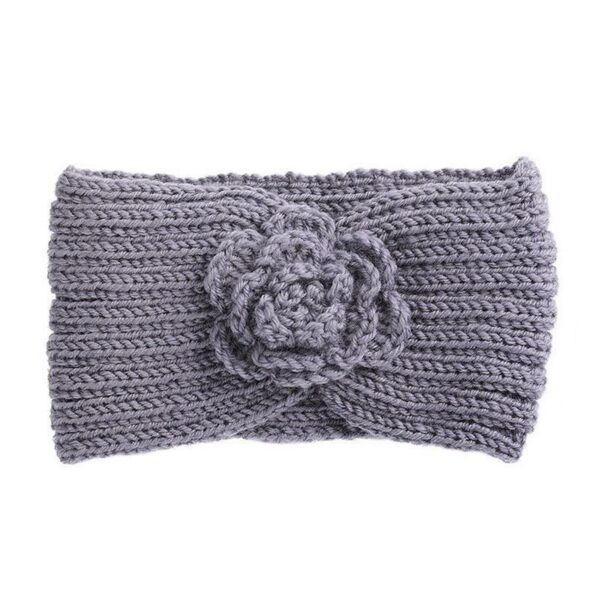 Bandeau cheveux en laine à fleur Biljana Le Bandeau Français | Bandeau Cheveux Femme <h3>Découvrez ce bandeau cheveux tricoté à la main avec une jolie rose centrale en laine. Parfait pour ajouter une touche de style et de chaleur à vos tenues hivernales professionnelles.</h3>
<ul> <li>Fabrication : Tricoté main</li> <li>Taille : Unique, adaptable à toutes les têtees</li> <li>Dimensions : 22 cm longueur x 12 cm hauteur</li> <li>Composition : Laine mérinos et coton organique</li> <li>Ideal pour les sorties hivernales et les journées au bureau</li>
</ul>