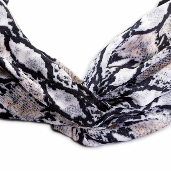 Bandeau cheveux imprimé serpent python modèle Ninon Le Bandeau Français | Bandeau Cheveux Femme Vous êtes d'humeur féline aujourd'hui ? Alors notre bandeau cheveux imprimé serpent python est fait pour vous. Ce Must-Have des fashionistas ajoute une touche extravagante et originale à votre tenue. Il vous fait sentir comme une véritable It Girl. <ul> <li>Fabrication : Fait main</li> <li>Taille : Bandeau en taille unique</li> <li>Composition : Polyester imitation satin imprimé serpent python noir</li> <li>Type : Bandeau cheveux femme torsadé sur le devant, côté nuque élastiqué.</li> </ul>