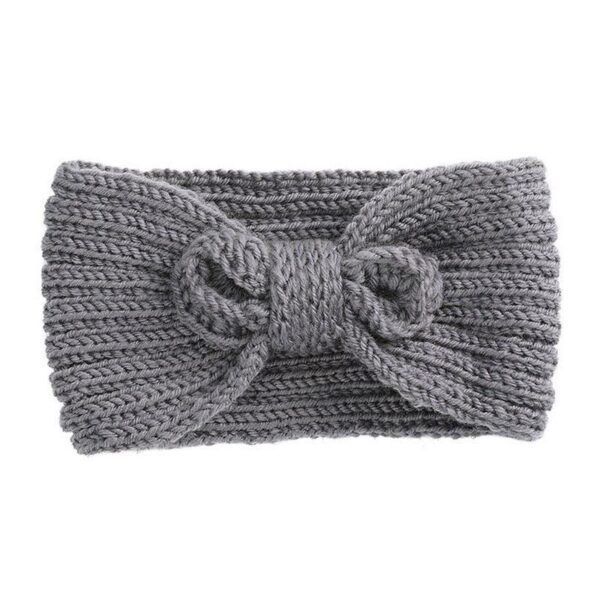 Bandeau cheveux en laine à noeud Erita Le Bandeau Français | Bandeau Cheveux Femme <h3>Accentuez votre look professionnel avec le bandeau cheveux en laine à noeud Erita.</h3>
<p>Confectionné à la main, ce bandeau en laine mérinos et coton organique est idéal pour ajouter une touche de style à votre tenue de travail. Taille unique, il mesure 22 cm de longueur et 12 cm de hauteur, parfait pour toutes les chevelures.</p>
<ul> <li>Fabrication : Tricoté main</li> <li>Taille : Unique</li> <li>Dimensions : 22 cm x 12 cm</li> <li>Composition : Laine mérinos, coton organique</li> <li>Type : Bandeau cheveux hiver femme</li>
</ul>
<p>Parfait pour les jours d'hiver, ce bandeau vous permet de rester chaude et élégante au bureau.</p>