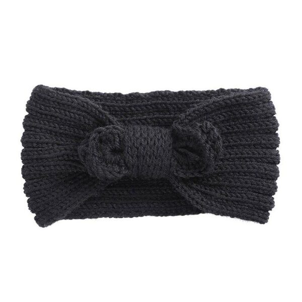 Bandeau cheveux en laine à noeud Erita Le Bandeau Français | Bandeau Cheveux Femme <h3>Accentuez votre look professionnel avec le bandeau cheveux en laine à noeud Erita.</h3>
<p>Confectionné à la main, ce bandeau en laine mérinos et coton organique est idéal pour ajouter une touche de style à votre tenue de travail. Taille unique, il mesure 22 cm de longueur et 12 cm de hauteur, parfait pour toutes les chevelures.</p>
<ul> <li>Fabrication : Tricoté main</li> <li>Taille : Unique</li> <li>Dimensions : 22 cm x 12 cm</li> <li>Composition : Laine mérinos, coton organique</li> <li>Type : Bandeau cheveux hiver femme</li>
</ul>
<p>Parfait pour les jours d'hiver, ce bandeau vous permet de rester chaude et élégante au bureau.</p>