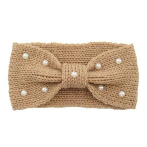 Bandeau cheveux en laine à noeud et perles Donia Le Bandeau Français | Bandeau Cheveux Femme <h3>TSublimez votre coiffure avec le bandeau Donia, un accessoire artisanal en laine douce. Ses perles délicates et son noeud raffiné apportent une touche d'élégance féminine à votre look. Conçu pour s'adapter à toutes, ce bandeau fait main (21 x 15 cm) allie confort et style pour un charme intemporel.</h3> <ul> <li>Fabrication : Fait main</li> <li>Taille : Bandeau en taille unique</li> <li>Dimensions : 21 cm longueur x 15 cm largeur</li> <li>Composition : Laine acrylique, perles acrylique</li> <li>Type : Bandeau cheveux femme</li>
</ul>