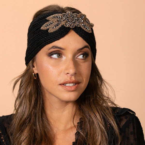 Bandeau cheveux en laine à empiècement en perles modèle Greta Le Bandeau Français | Bandeau Cheveux Femme <h3>Ajoutez une touche de luxe à votre look avec le bandeaucheveux en laine à empiècement en perles . Ce bandeau aux motifs florals pavés de petites perles est l'accessoire parfait pour votre dressing automne-hiver.</h3>
<ul> <li>Fabrication : Fait main</li> <li>Taille : Bandeau Greta en taille unique</li> <li>Dimensions : 21 cm longueur x 11 cm hauteur</li> <li>Composition : Laine acrylique</li> <li>Type : Bandeau cheveux femme.</li>
</ul>