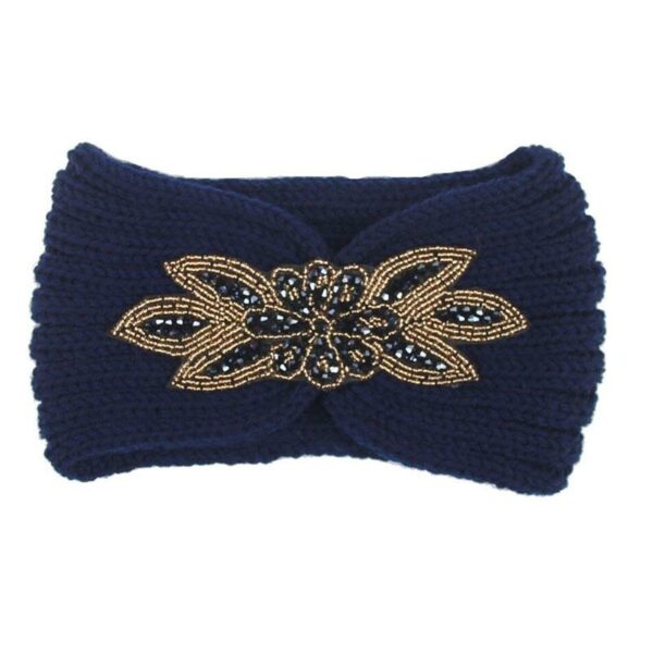 Bandeau cheveux en laine à empiècement en perles modèle Greta Le Bandeau Français | Bandeau Cheveux Femme <h3>Ajoutez une touche de luxe à votre look avec le bandeaucheveux en laine à empiècement en perles . Ce bandeau aux motifs florals pavés de petites perles est l'accessoire parfait pour votre dressing automne-hiver.</h3>
<ul> <li>Fabrication : Fait main</li> <li>Taille : Bandeau Greta en taille unique</li> <li>Dimensions : 21 cm longueur x 11 cm hauteur</li> <li>Composition : Laine acrylique</li> <li>Type : Bandeau cheveux femme.</li>
</ul>