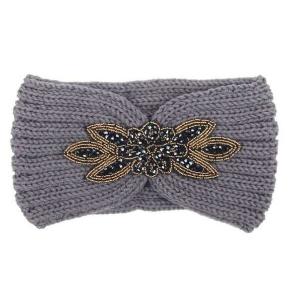 Bandeau cheveux en laine à empiècement en perles modèle Greta Le Bandeau Français | Bandeau Cheveux Femme <h3>Ajoutez une touche de luxe à votre look avec le bandeaucheveux en laine à empiècement en perles . Ce bandeau aux motifs florals pavés de petites perles est l'accessoire parfait pour votre dressing automne-hiver.</h3>
<ul> <li>Fabrication : Fait main</li> <li>Taille : Bandeau Greta en taille unique</li> <li>Dimensions : 21 cm longueur x 11 cm hauteur</li> <li>Composition : Laine acrylique</li> <li>Type : Bandeau cheveux femme.</li>
</ul>