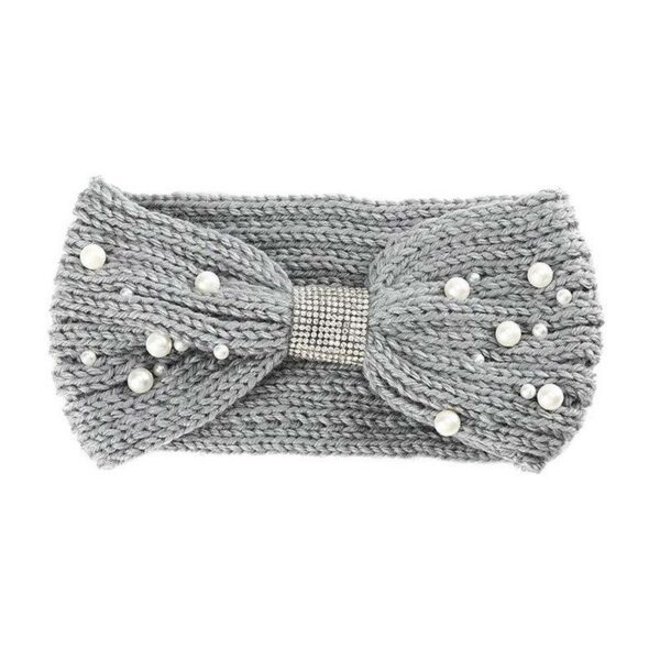 Bandeau cheveux en laine et perles modèle Isis Le Bandeau Français | Bandeau Cheveux Femme <h3>Ajoutez une touche de sophistication à votre look avec notre bandeau cheveux en laine et perles. Ce modèle unique, parsemé de perles et conçu en forme de papillon, complétera à la perfection n'importe quelle tenue.</h3>
<ul> <li>Fabrication : Fait main</li> <li>Taille : Bandeau en laine tricoté en taille unique</li> <li>Composition : Laine mérinos, acrylique, perles et strass</li> <li>Type : Bandeau cheveux femme en laine</li>
</ul>