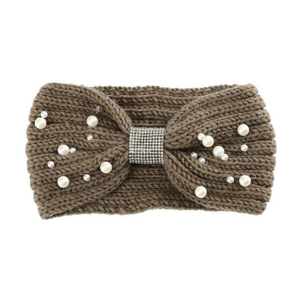 Bandeau cheveux en laine et perles modèle Isis Le Bandeau Français | Bandeau Cheveux Femme <h3>Ajoutez une touche de sophistication à votre look avec notre bandeau cheveux en laine et perles. Ce modèle unique, parsemé de perles et conçu en forme de papillon, complétera à la perfection n'importe quelle tenue.</h3>
<ul> <li>Fabrication : Fait main</li> <li>Taille : Bandeau en laine tricoté en taille unique</li> <li>Composition : Laine mérinos, acrylique, perles et strass</li> <li>Type : Bandeau cheveux femme en laine</li>
</ul>