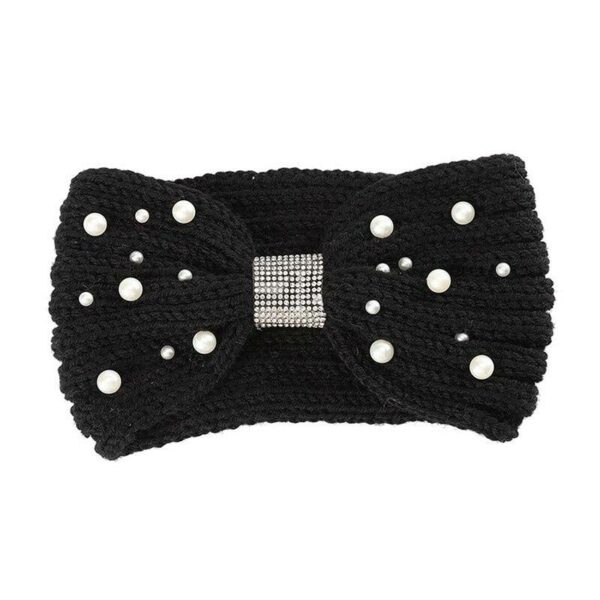 Bandeau cheveux en laine et perles modèle Isis Le Bandeau Français | Bandeau Cheveux Femme <h3>Ajoutez une touche de sophistication à votre look avec notre bandeau cheveux en laine et perles. Ce modèle unique, parsemé de perles et conçu en forme de papillon, complétera à la perfection n'importe quelle tenue.</h3>
<ul> <li>Fabrication : Fait main</li> <li>Taille : Bandeau en laine tricoté en taille unique</li> <li>Composition : Laine mérinos, acrylique, perles et strass</li> <li>Type : Bandeau cheveux femme en laine</li>
</ul>