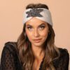 Bandeau cheveux en laine à ornement perles modèle Yéléna Le Bandeau Français | Bandeau Cheveux Femme <h3>Transformez votre look avec le bandeau cheveux léopard</h3>
<p>Ajoutez une touche de wild chic à votre coiffure avec ce bandeau à imprimé léopard et son élégant effet torsadé. Idéal pour compléter votre tenue avec une paire de boucle d’oreilles statement!</p>
<ul> <li>Fabrication : Fait main</li> <li>Taille : Bandeau en taille unique et élastique</li> <li>Composition : Polyester 100%</li> <li>Type : Bandeau cheveux femme torsadé sur le devant, côté nuque élastiqué.</li>
</ul>