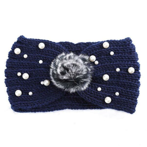 Bandeau cheveux en laine à pompom Ema Le Bandeau Français | Bandeau Cheveux Femme <h3>Accentuez votre look professionnel avec le bandeau cheveux en laine à pompom Ema. Tricoté à la main, ce bandeau ajoute une touche de fantaisie et de personnalité à votre tenue de travail.</h3>
<ul> <li>Fabrication : Tricoté main</li> <li>Taille : Bandeau Ema en taille unique</li> <li>Dimensions : 21 cm longueur x 11 cm hauteur</li> <li>Composition : Laine mérinos, perles acryliques</li> <li>Type : Bandeau cheveux hiver femme idéal pour le bureau</li>
</ul>
<p>Parfait pour les jeunes professionnels, ce bandeau cheveux combine élégance et simplicité, permettant de créer des looks polies et personnalisés en un instant.</p>