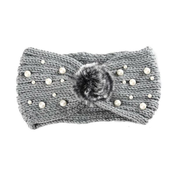 Bandeau cheveux en laine à pompom Ema Le Bandeau Français | Bandeau Cheveux Femme <h3>Accentuez votre look professionnel avec le bandeau cheveux en laine à pompom Ema. Tricoté à la main, ce bandeau ajoute une touche de fantaisie et de personnalité à votre tenue de travail.</h3>
<ul> <li>Fabrication : Tricoté main</li> <li>Taille : Bandeau Ema en taille unique</li> <li>Dimensions : 21 cm longueur x 11 cm hauteur</li> <li>Composition : Laine mérinos, perles acryliques</li> <li>Type : Bandeau cheveux hiver femme idéal pour le bureau</li>
</ul>
<p>Parfait pour les jeunes professionnels, ce bandeau cheveux combine élégance et simplicité, permettant de créer des looks polies et personnalisés en un instant.</p>