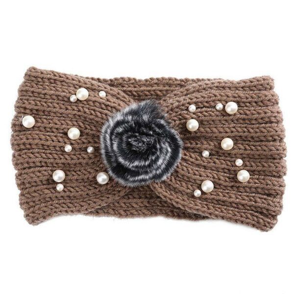 Bandeau cheveux en laine à pompom Ema Le Bandeau Français | Bandeau Cheveux Femme <h3>Accentuez votre look professionnel avec le bandeau cheveux en laine à pompom Ema. Tricoté à la main, ce bandeau ajoute une touche de fantaisie et de personnalité à votre tenue de travail.</h3>
<ul> <li>Fabrication : Tricoté main</li> <li>Taille : Bandeau Ema en taille unique</li> <li>Dimensions : 21 cm longueur x 11 cm hauteur</li> <li>Composition : Laine mérinos, perles acryliques</li> <li>Type : Bandeau cheveux hiver femme idéal pour le bureau</li>
</ul>
<p>Parfait pour les jeunes professionnels, ce bandeau cheveux combine élégance et simplicité, permettant de créer des looks polies et personnalisés en un instant.</p>