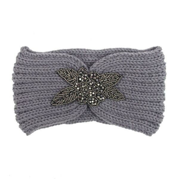 Bandeau cheveux en laine à ornement perles modèle Yéléna Le Bandeau Français | Bandeau Cheveux Femme <h3>Transformez votre look avec le bandeau cheveux en laine à ornement perles modèle Yéléna. Cette pièce Ultra-féminine, avec son joli ornement floral en perles, ajoute une touche de glamour à toute coiffure.</h3>
<ul> <li>Fabrication : Fait main</li> <li>Taille : Bandeau Yéléna en taille unique</li> <li>Dimensions : 20 cm longueur x 11 cm hauteur</li> <li>Composition : Laine acrylique</li> <li>Type : Bandeau cheveux femme.</li>
</ul>