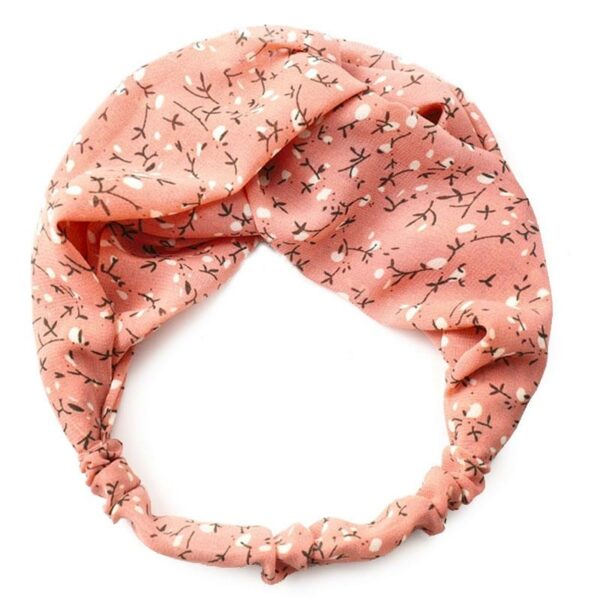 Bandeau cheveux imprimé floral Le Bandeau Français | Bandeau Cheveux Femme <p>Transformez votre look avec notre bandeau cheveux imprimé floral, une perfection de style bohème chic sans compromis sur le budget. Conçu pour les jeunes femmes à la recherche d’un look tendance et raffiné, ce bandeau fait main combine élégance et confort.</p> <ul> <li><strong>Tissu</strong>: Imprimé floral d'inspiration bohème chic</li> <li><strong>Composition</strong>: Polyester</li> <li><strong>Taille unique</strong>: Bandeau Mila, torsadé sur le devant, élastiqué côté nuque pour un ajustement parfait</li> <li><strong>Fabrication artisanale</strong>: Fait main avec attention aux détails</li>
</ul>