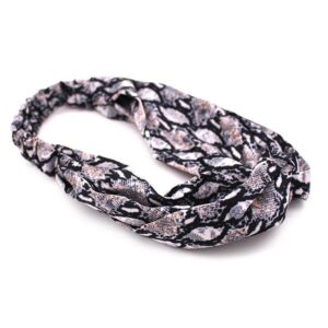 Bandeau cheveux imprimé serpent python modèle Ninon Le Bandeau Français | Bandeau Cheveux Femme Vous êtes d'humeur féline aujourd'hui ? Alors notre bandeau cheveux imprimé serpent python est fait pour vous. Ce Must-Have des fashionistas ajoute une touche extravagante et originale à votre tenue. Il vous fait sentir comme une véritable It Girl. <ul> <li>Fabrication : Fait main</li> <li>Taille : Bandeau en taille unique</li> <li>Composition : Polyester imitation satin imprimé serpent python noir</li> <li>Type : Bandeau cheveux femme torsadé sur le devant, côté nuque élastiqué.</li> </ul>