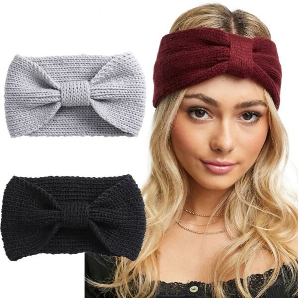 Bandeau cheveux en laine noué Anka Le Bandeau Français | Bandeau Cheveux Femme <h3>Ultra tendance, ce bandeau cheveux en laine noué va réchauffer votre look cet hiver</h3>
<p>Imaginez un accesoire qui combine confort et style. Notre bandeau cheveux en laine noué Anka, tricoté à la main avec soin, ajoute une touche de chic à toute coiffure. Conçu en laine mérinos, polyester et coton organique, il offre une texture douce et une durabilité exceptionnelle. Avec ses dimensions parfaites de 22 cm de longueur et 12 cm de hauteur, ce bandeau est adaptable à toutes les tailles de tête.</p>