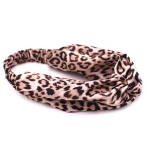 Bandeau cheveux imprimé léopard modèle Saveria Le Bandeau Français | Bandeau Cheveux Femme Donnez un look de tigresse á vos cheveux avec le bandeau cheveux imprimé léopard. Ce bandeau en satin, avec son imprimé animalier chic, ajoute une touche de sophistication à toute coiffure. <ul> <li>Fabrication : Fait main</li> <li>Taille : Bandeau Saveria en taille unique</li> <li>Composition : Polyester imitation satin imprimé animalier léopard</li> <li>Type : Bandeau cheveux femme torsadé sur le devant, côté nuque élastiqué.</li> </ul>