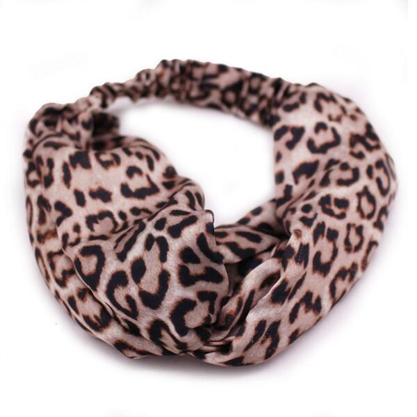 Bandeau cheveux imprimé léopard modèle Saveria Le Bandeau Français | Bandeau Cheveux Femme Donnez un look de tigresse á vos cheveux avec le bandeau cheveux imprimé léopard. Ce bandeau en satin, avec son imprimé animalier chic, ajoute une touche de sophistication à toute coiffure. <ul> <li>Fabrication : Fait main</li> <li>Taille : Bandeau Saveria en taille unique</li> <li>Composition : Polyester imitation satin imprimé animalier léopard</li> <li>Type : Bandeau cheveux femme torsadé sur le devant, côté nuque élastiqué.</li> </ul>