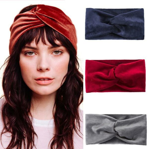 Bandeau cheveux torsadé en velours Brooke Le Bandeau Français | Bandeau Cheveux Femme <h3>Transformez votre look avec le bandeau cheveux torsadé en velours Brooke, où confort et style se rencontrent.</h3>
<p>Imaginez un accessoire qui non seulement ajoute une touche de sophistiqué à votre coiffure, mais aussi assure un ajustement parfait et un confort exceptionnel. Le bandeau Brooke, fait main en velours délicat, répond à toutes vos attentes. Avec ses dimensions idéales (21 cm de longueur x 15 cm de hauteur) et sa composition en polyester, il est conçu pour vous offrir une expérience de port irréprochable.</p>
<ul> <li>Fabrication : Fait main</li> <li>Taille : Bandeau Brooke en taille unique</li> <li>Dimensions : 21 cm longueur x 15 cm hauteur</li> <li>Composition : Polyester</li> <li>Type : Bandeau cheveux femme</li>
</ul>