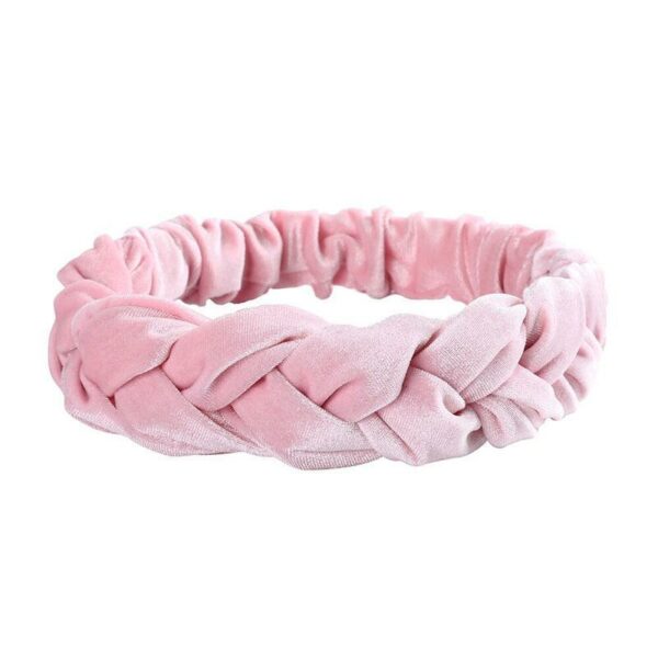 Bandeau cheveux en velours tressé Heidi Le Bandeau Français | Bandeau Cheveux Femme <h3>Accentuez votre look avec le bandeau cheveux en velours tressé.</h3>
<p>Découvrez ce bandeau fait main, moderne et chic, idéal pour les jeunes professionnels qui cherchent à ajouter une touche personnelle à leur tenue de travail.</p>
<ul> <li>Fabrication : Fait main</li> <li>Taille : Bandeau Heidi en taille unique</li> <li>Composition : Polyester imitation velours</li> <li>Type : Bandeau cheveux tressé pour femme</li>
</ul>
<p>Ideal pou un look poli et élaboré rapidement, ce bandeau vous aide à vous sentir confiante et respectée au travail.</p>