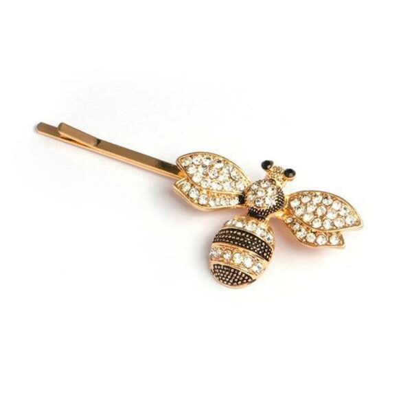 Barrette Abeille Aurore Le Bandeau Français | Bandeau Cheveux Femme <p>Ayez un look différent avec la barrette cheveux Abeille Aurore, conçue avec des cristaux étincelants et un design abeille charmant. Cette pièce unique ajoute une touche de chic et de sophistication à votre coiffure.</p> <h2>Détails de la barrette abeille</h2>
<p>Barrette pour cheveux imitation abeille.</p>
<ul> <li><strong>Type :</strong> Barrette cheveux à épingle en cristaux étincelants.</li> <li><strong>Finition :</strong> Doré.</li>
</ul>