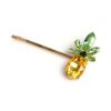 Barrette Ananas Kaili Le Bandeau Français | Bandeau Cheveux Femme <p>Idéale pour un look estival, notre barrette cheveux Toucan Ariel, ornée de couleurs éclatantes et de cristaux scintillants va embellir vos soirées au soleil. Parfaite pour ajouter une touche de glamour à votre maillot de bain, votre robe longue ou votre tenue décontractée, elle illumine votre chevelure tout au long de l'été.</p>
<h2>Détails de la barrette cheveux Toucan Ariel</h2>
<p>Barrette cheveux imitation Toucan parsemée de cristaux transparents.</p>
<ul> <li><strong>Type :</strong> Barrette cheveux à épingle.</li> <li><strong>Finition :</strong> Doré.</li>
</ul>