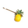 Barrette Ananas Maeva Le Bandeau Français | Bandeau Cheveux Femme <p>Idéale pour un look estival, notre barrette cheveux Toucan Ariel, ornée de couleurs éclatantes et de cristaux scintillants va embellir vos soirées au soleil. Parfaite pour ajouter une touche de glamour à votre maillot de bain, votre robe longue ou votre tenue décontractée, elle illumine votre chevelure tout au long de l'été.</p>
<h2>Détails de la barrette cheveux Toucan Ariel</h2>
<p>Barrette cheveux imitation Toucan parsemée de cristaux transparents.</p>
<ul> <li><strong>Type :</strong> Barrette cheveux à épingle.</li> <li><strong>Finition :</strong> Doré.</li>
</ul>