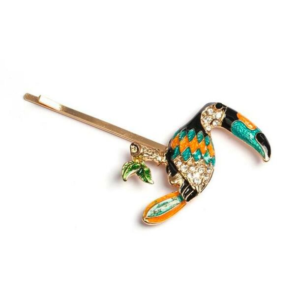 Barrette Toucan Ariel Le Bandeau Français | Bandeau Cheveux Femme <p>Idéale pour un look estival, notre barrette cheveux Toucan Ariel, ornée de couleurs éclatantes et de cristaux scintillants va embellir vos soirées au soleil. Parfaite pour ajouter une touche de glamour à votre maillot de bain, votre robe longue ou votre tenue décontractée, elle illumine votre chevelure tout au long de l'été.</p>
<h2>Détails de la barrette cheveux Toucan Ariel</h2>
<p>Barrette cheveux imitation Toucan parsemée de cristaux transparents.</p>
<ul> <li><strong>Type :</strong> Barrette cheveux à épingle.</li> <li><strong>Finition :</strong> Doré.</li>
</ul>