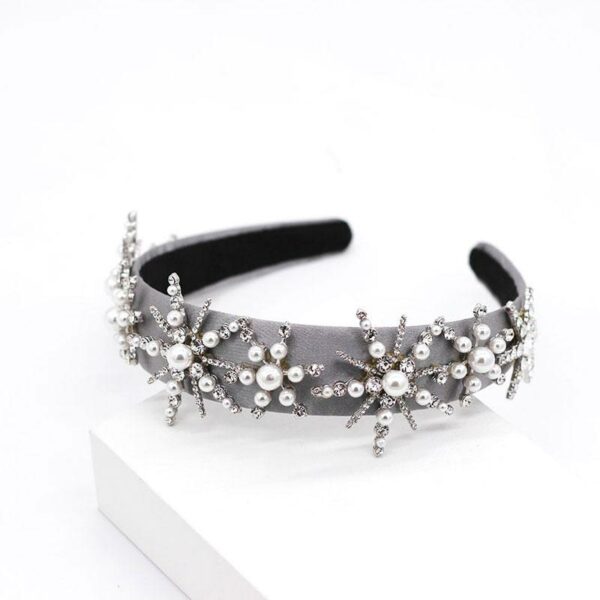 Serre-tête ornements étoiles en strass et perles Bélize Le Bandeau Français | Bandeau Cheveux Femme <p>Transformez votre look avec notre serre-tête à ornements étoiles en strass et perles d'eau douce. Cette pièce unique, confectionnée à la main sur commande, ajoute une touche de luxe et de magie à chaque coiffure. Idéal pour les occasions spéciales ou simplement pour illuminer votre journée, ce serre-tête combine élégance et sophistication grâce à ses détails scintillants.</p>